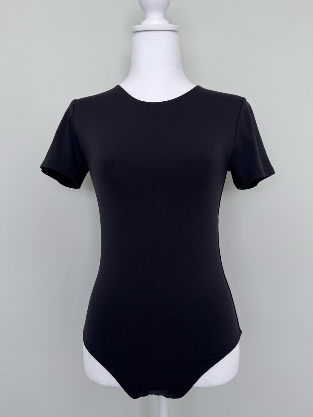 Aritzia Babaton Contour Crew Short-Sleeve Bodysuit Black Size M